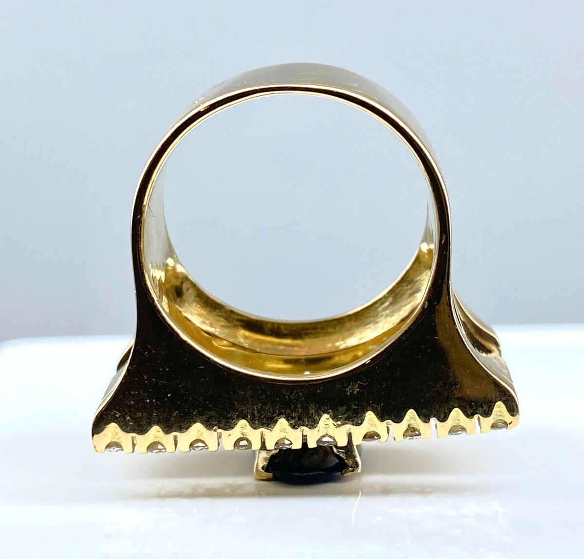 Bague en or jaune, saphir et diamants