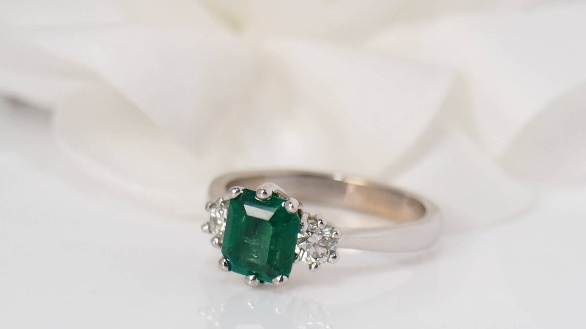 Bague en or blanc, émeraude et diamants