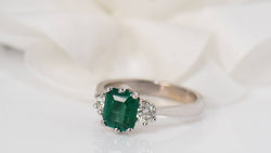 Bague en or blanc, émeraude et diamants