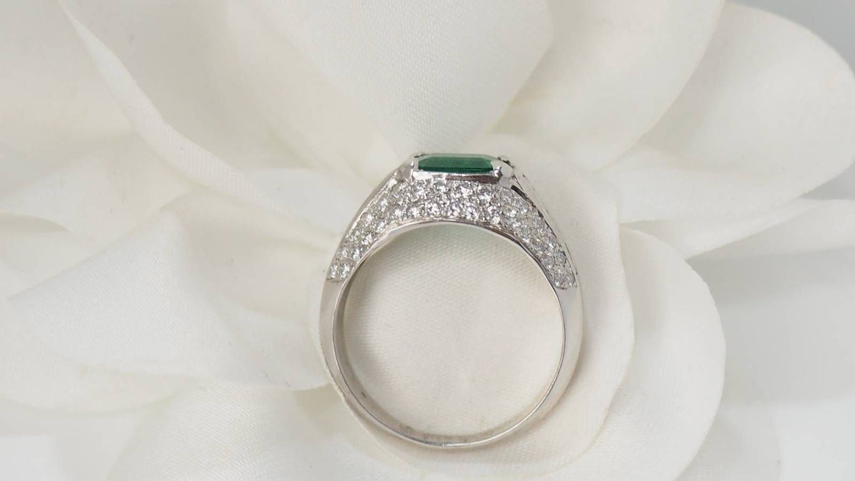 Bague jonc en or blanc émeraude et diamants