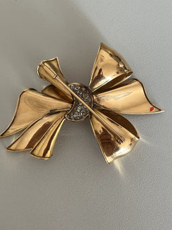6400 - Broche Nœud Or Jaune Diamants Années 1940