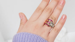 Bague en or, diamants et pierres rouges
