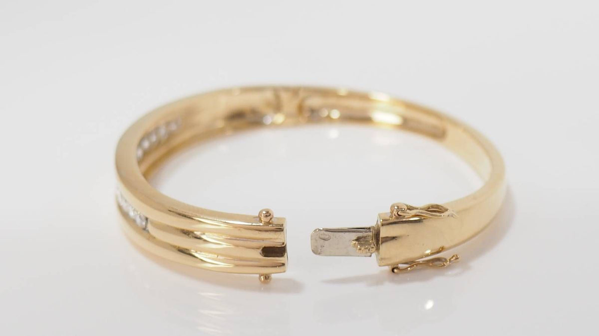 Bracelet jonc ouvrant en or jaune et diamants