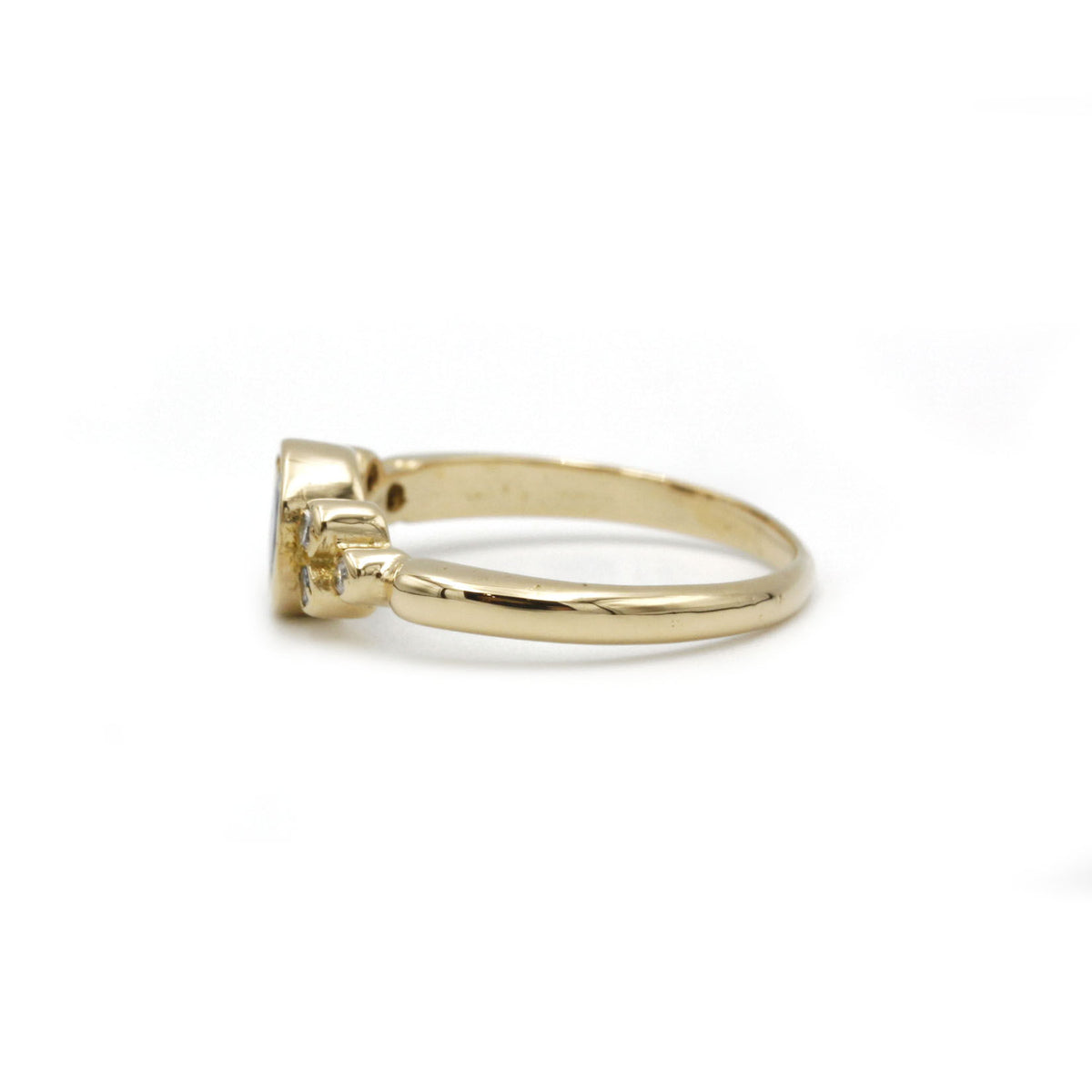 Bague en or jaune, saphir et diamants