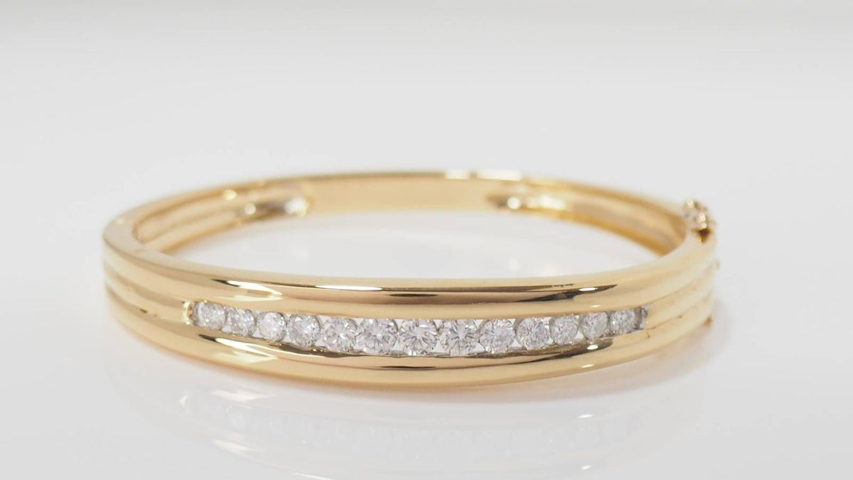 Bracelet jonc ouvrant en or jaune et diamants