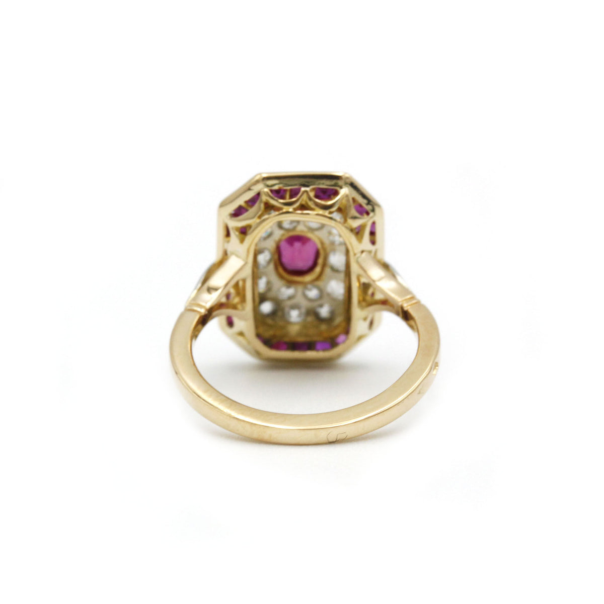 Bague en or jaune, rubis et diamants