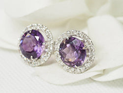 Boucles d'oreilles Puces en or blanc, améthystes rondes et diamants