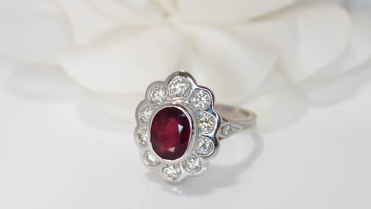 Bague entourage en or blanc, rubis et diamants