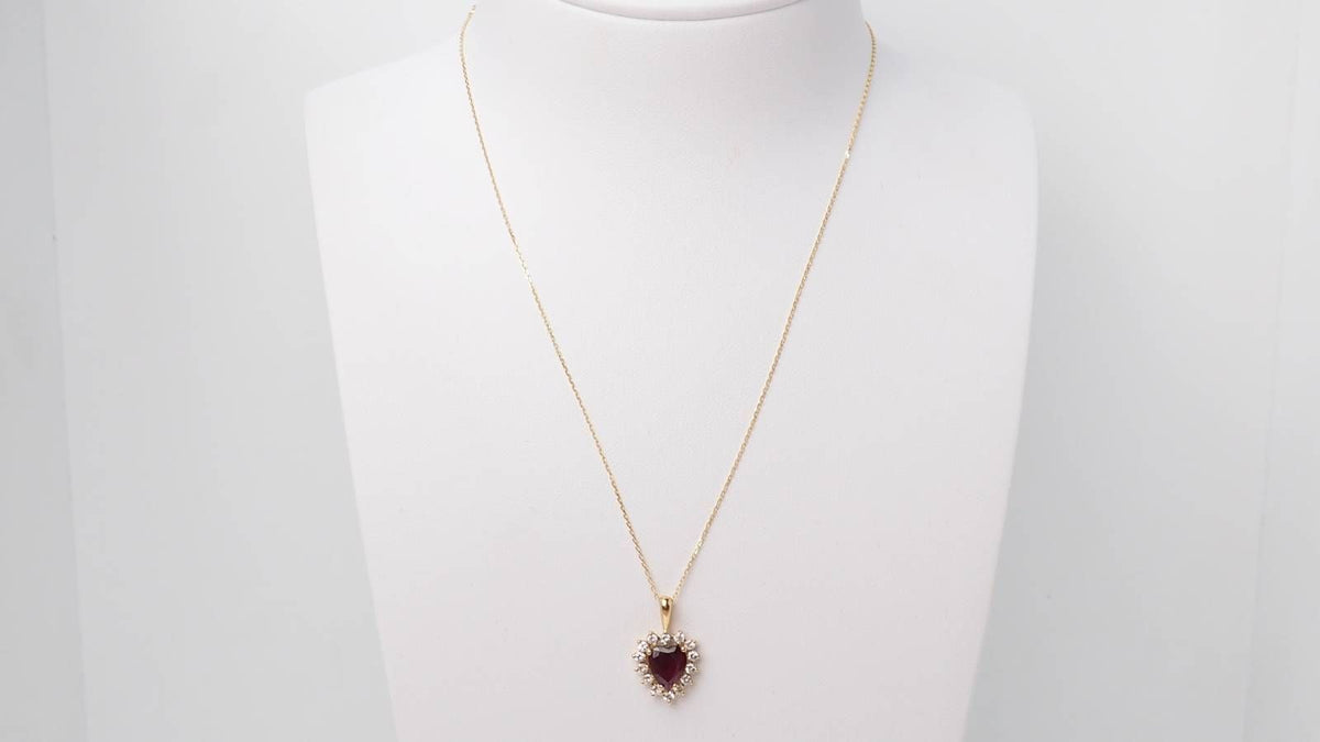 Collier pendentif coeur en or jaune, diamants et rubis