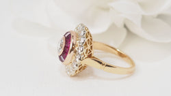 Bague entourage en or jaune, rubis et diamants