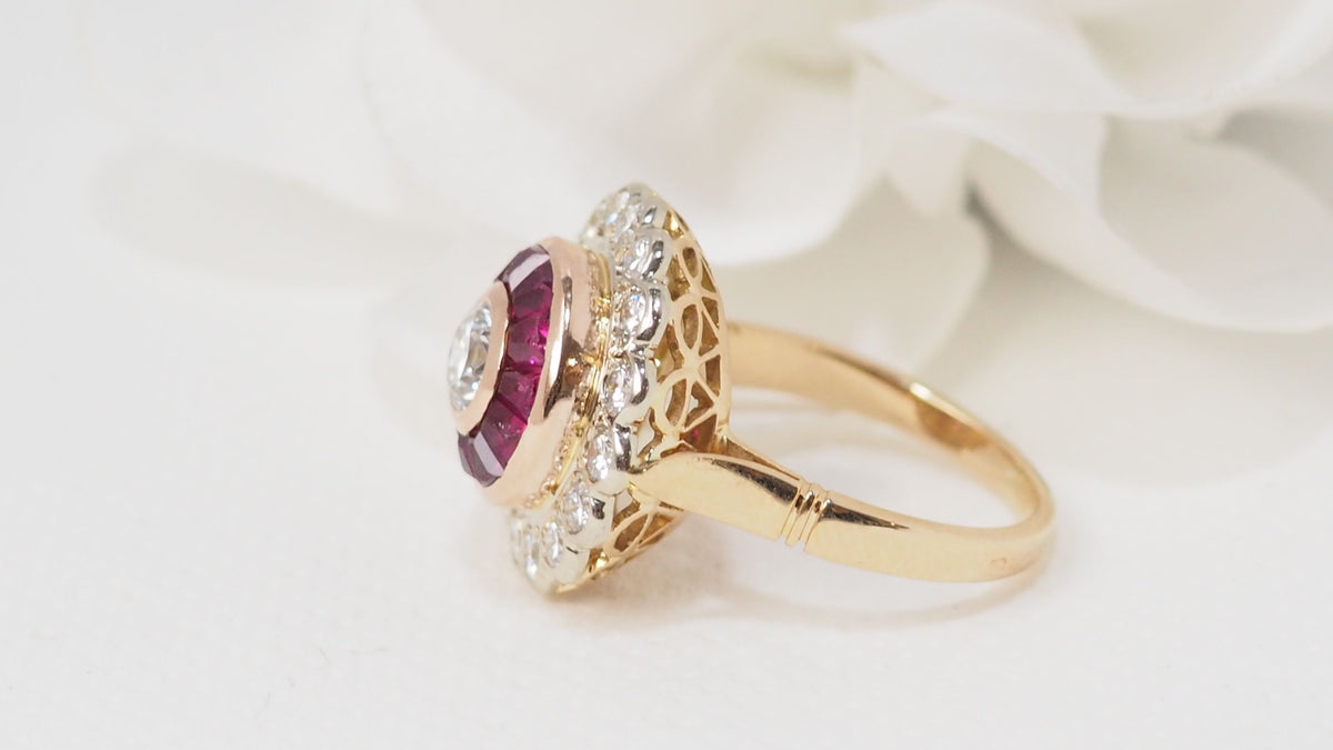 Bague entourage en or jaune, rubis et diamants
