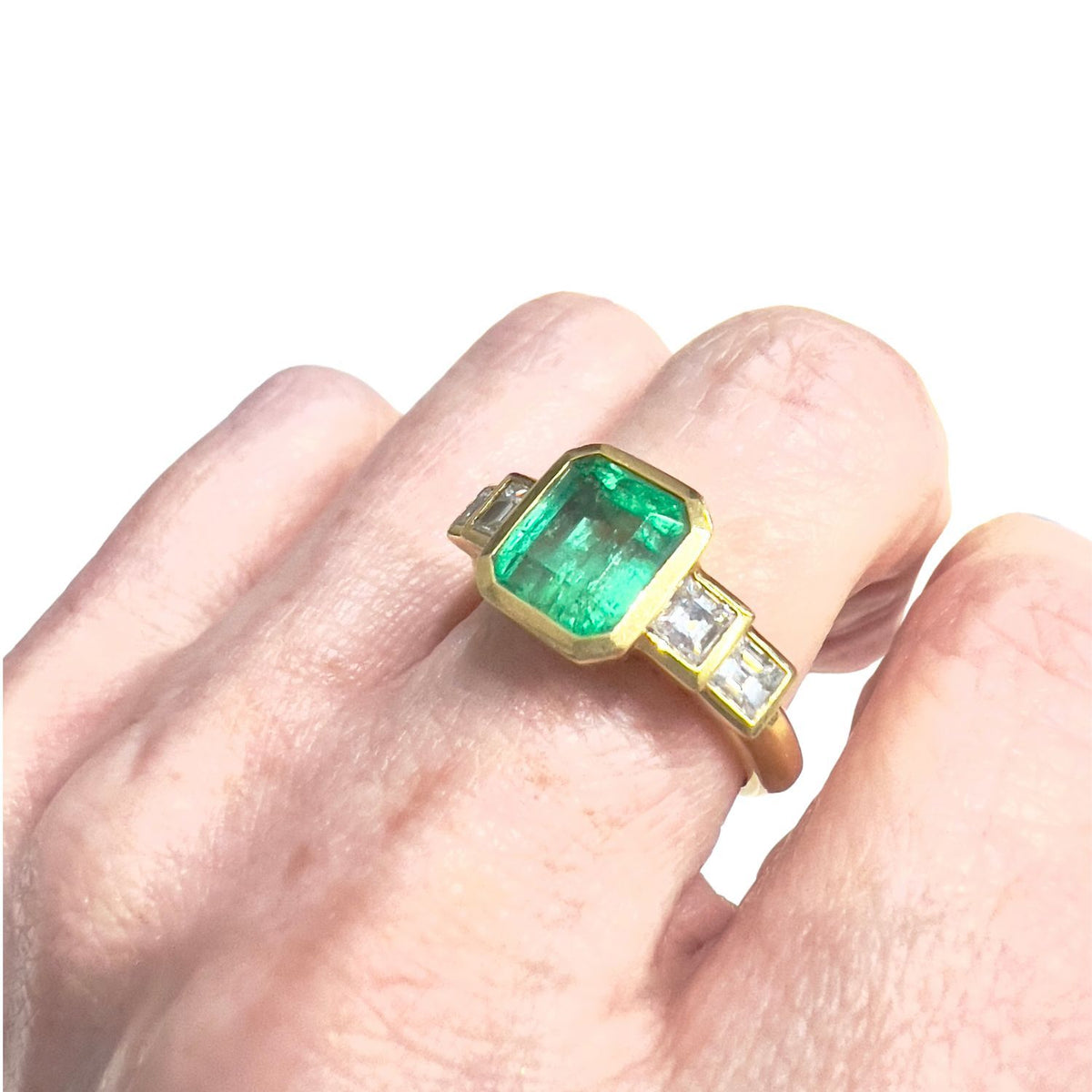 SORTIJA CONTEMPORÁNEA de ORO 18 kts con DIAMANTES y ESMERALDAS (con certificado de LAB)