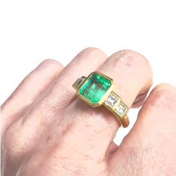 SORTIJA CONTEMPORÁNEA de ORO 18 kts con DIAMANTES y ESMERALDAS (con certificado de LAB)