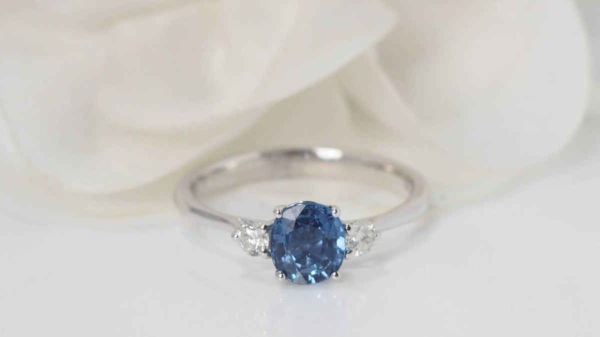 Bague en platine saphir de Ceylan et diamants