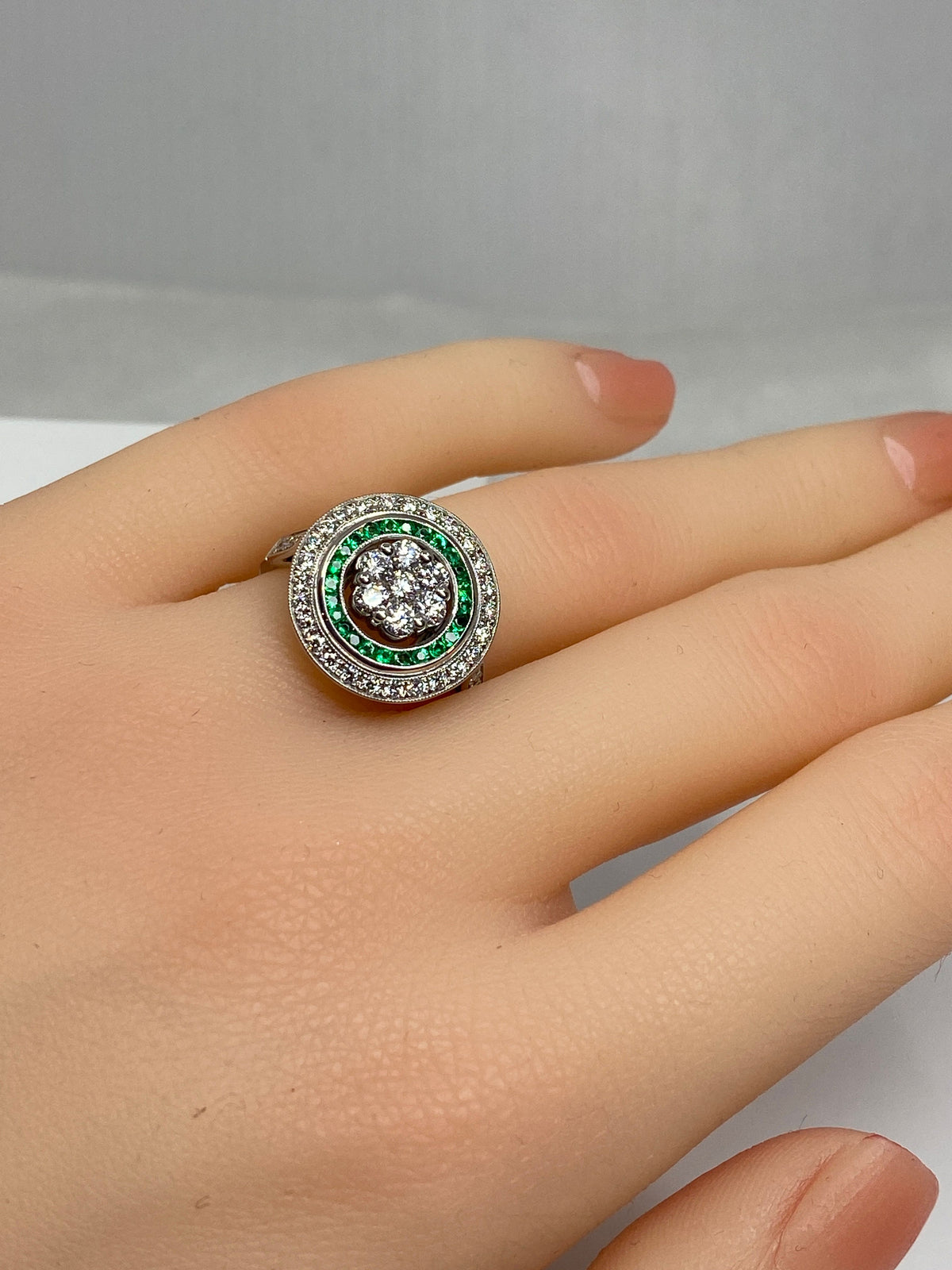 Bague ronde en or 18 carats en émeraudes et diamants de style ART DECO