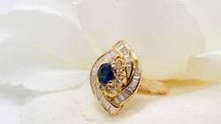 Bague entourage en or jaune, saphir et diamants baguettes