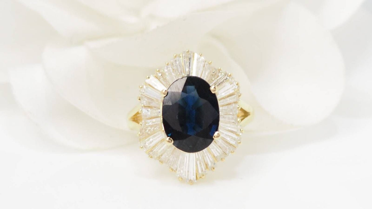Bague Jupe en or jaune, Saphir ovale et diamants