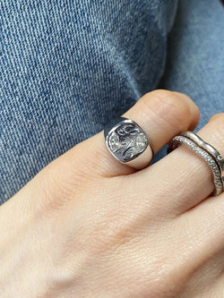 Bague chevalière en or blanc 18k et diamants