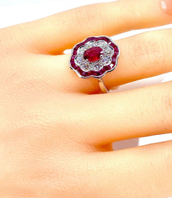 Bague marguerite en or blanc en rubis et diamants