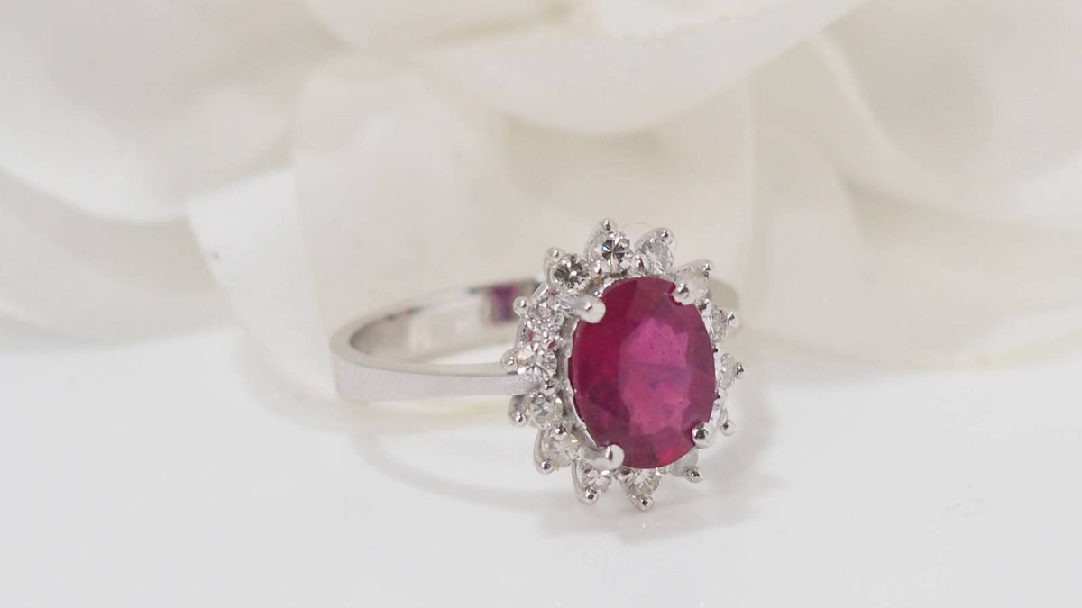 Bague en or blanc, rubis 2cts et diamants
