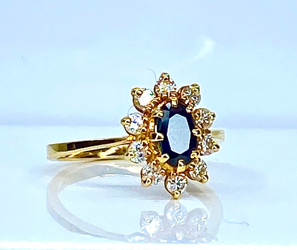 Bague marguerite en or jaune 18 carats, saphir et diamants