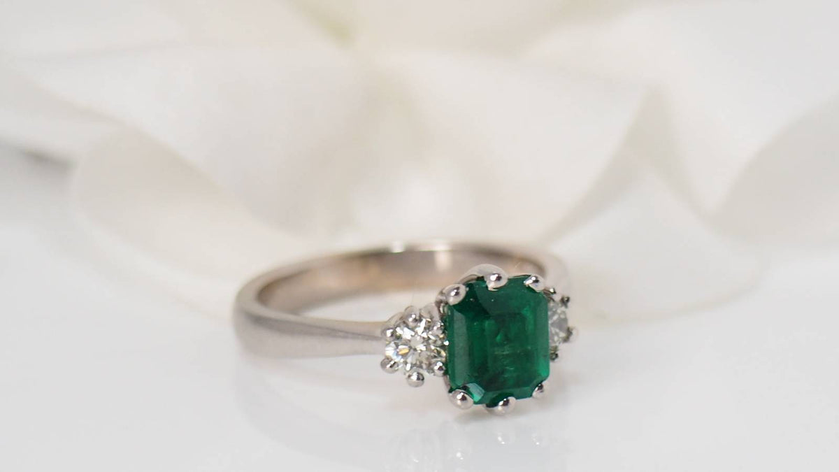 Bague en or blanc, émeraude et diamants