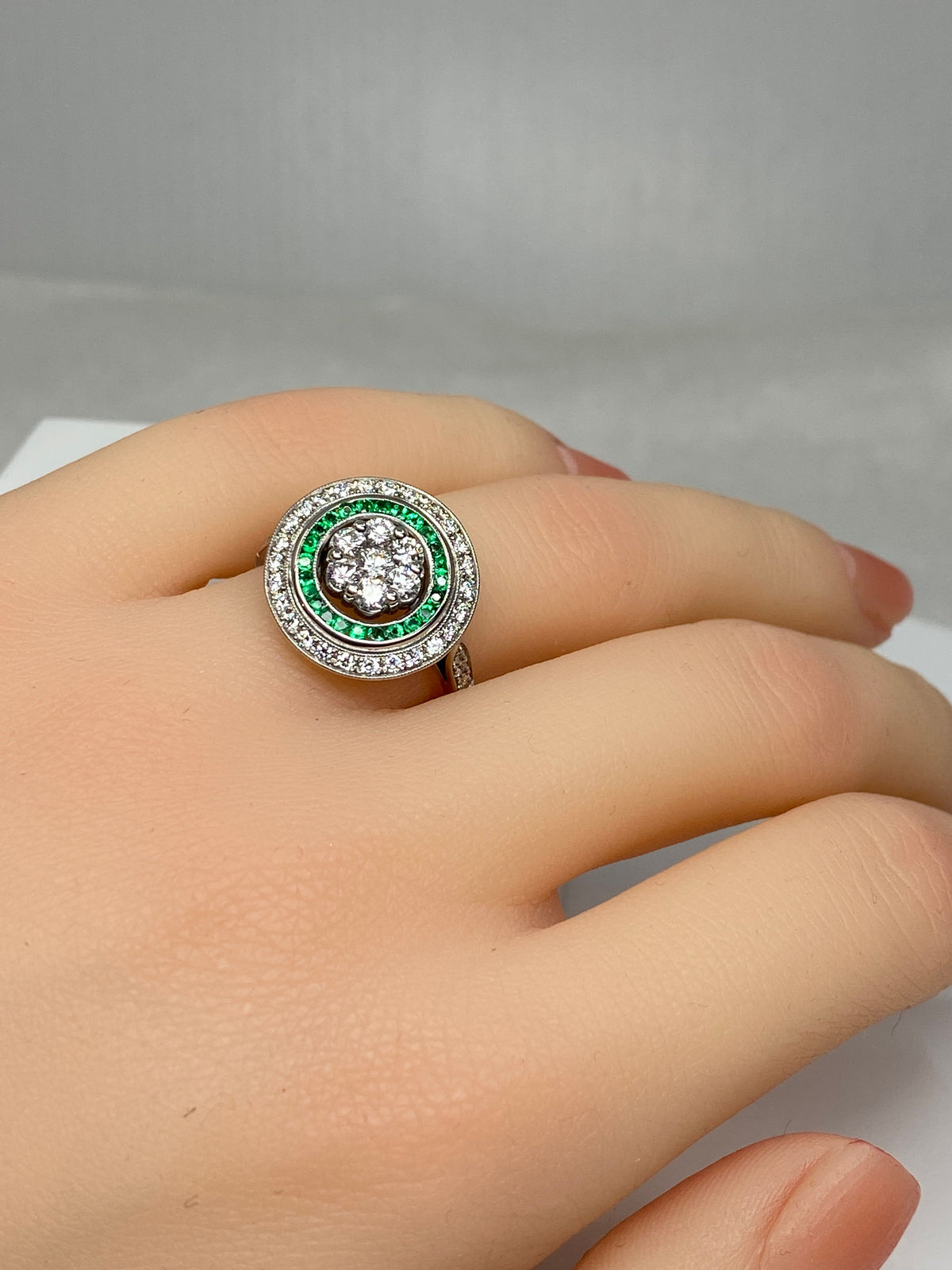 Bague ronde en or 18 carats en émeraudes et diamants de style ART DECO