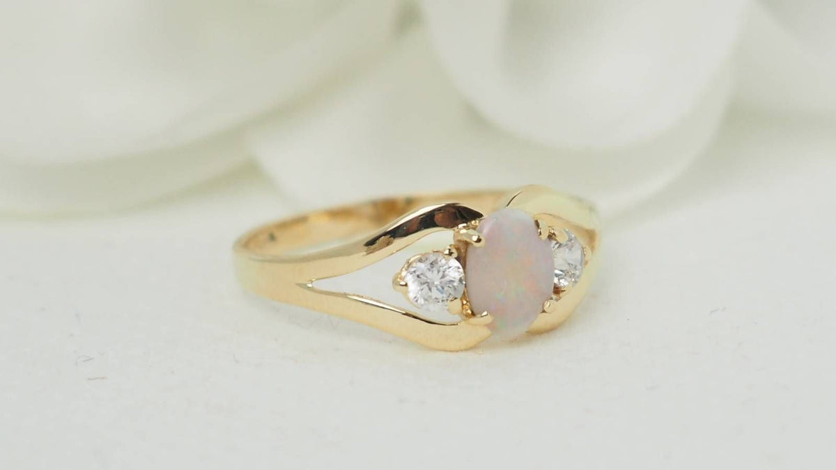 Bague vintage en or jaune et Opale
