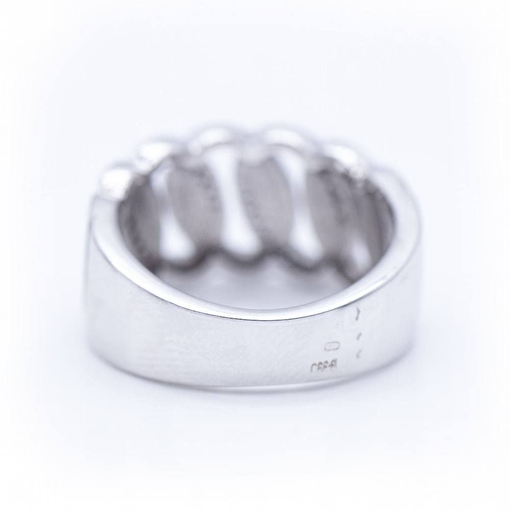 Bague large en or blanc avec diamants.