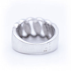 Bague large en or blanc avec diamants.