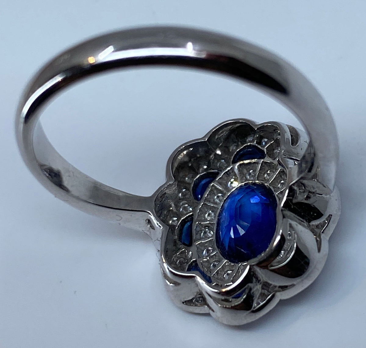 Bague marguerite en or 18 carats en saphirs et diamants