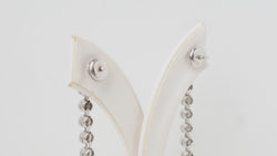 Boucles d'oreilles pendantes en or blanc et diamants