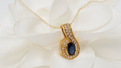 Pendentif et chaîne en or jaune, saphir et diamants