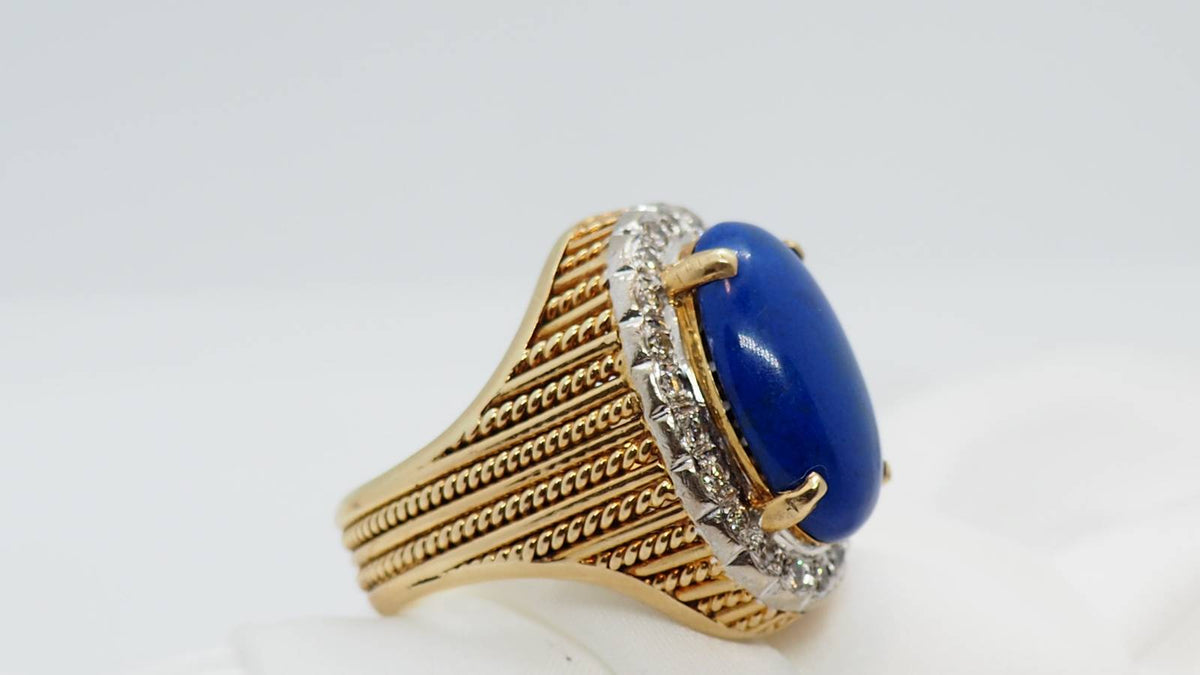 Bague en or jaune, cabochon de Lapis Lazuli et diamants