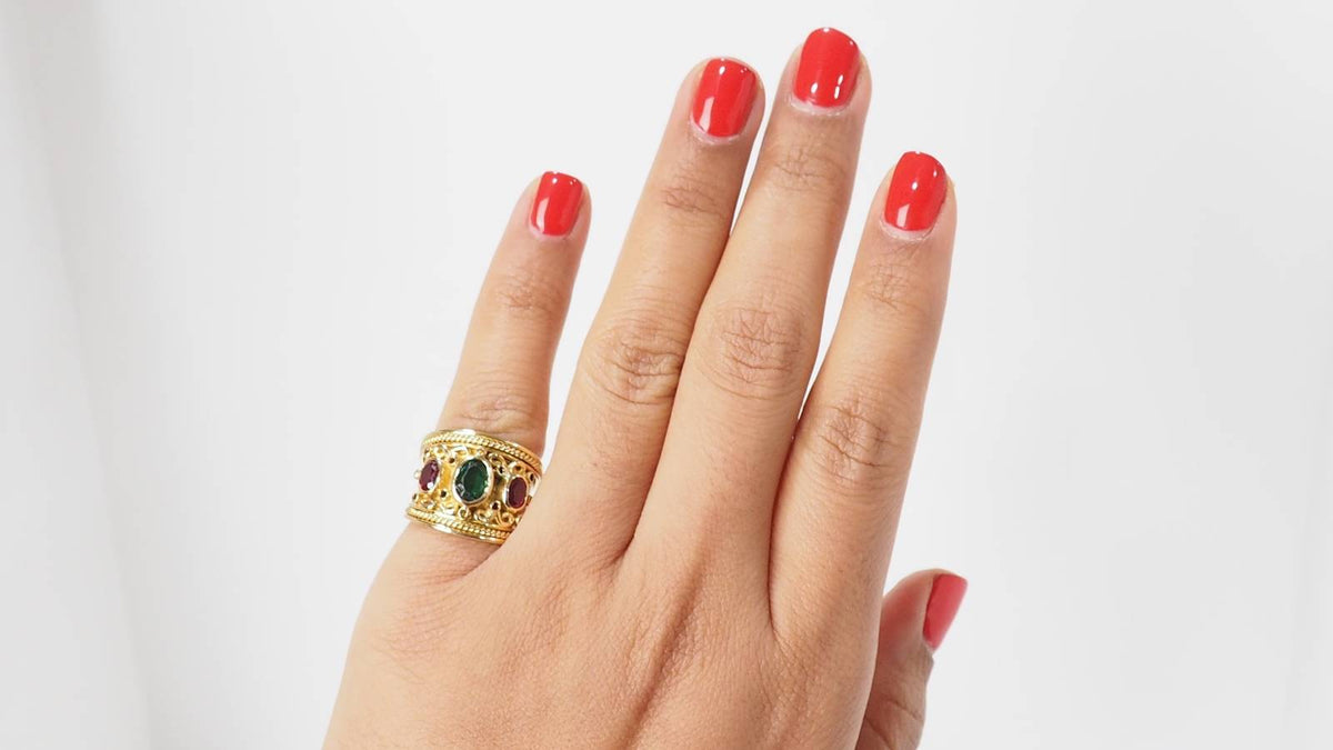 Bague en or jaune rubis et pierre verte