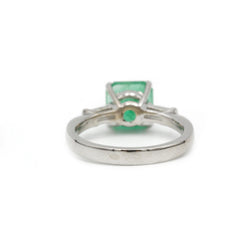 Bague en or blanc, émeraude et diamants