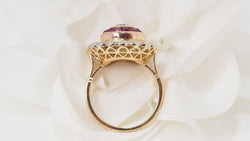 Bague entourage en or jaune, rubis et diamants