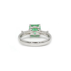 Bague en or blanc, émeraude et diamants