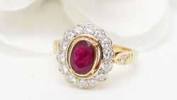 Bague entourage en or jaune, rubis et diamants