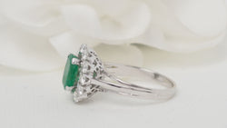 Bague entourage en or blanc, émeraude ovale et diamants