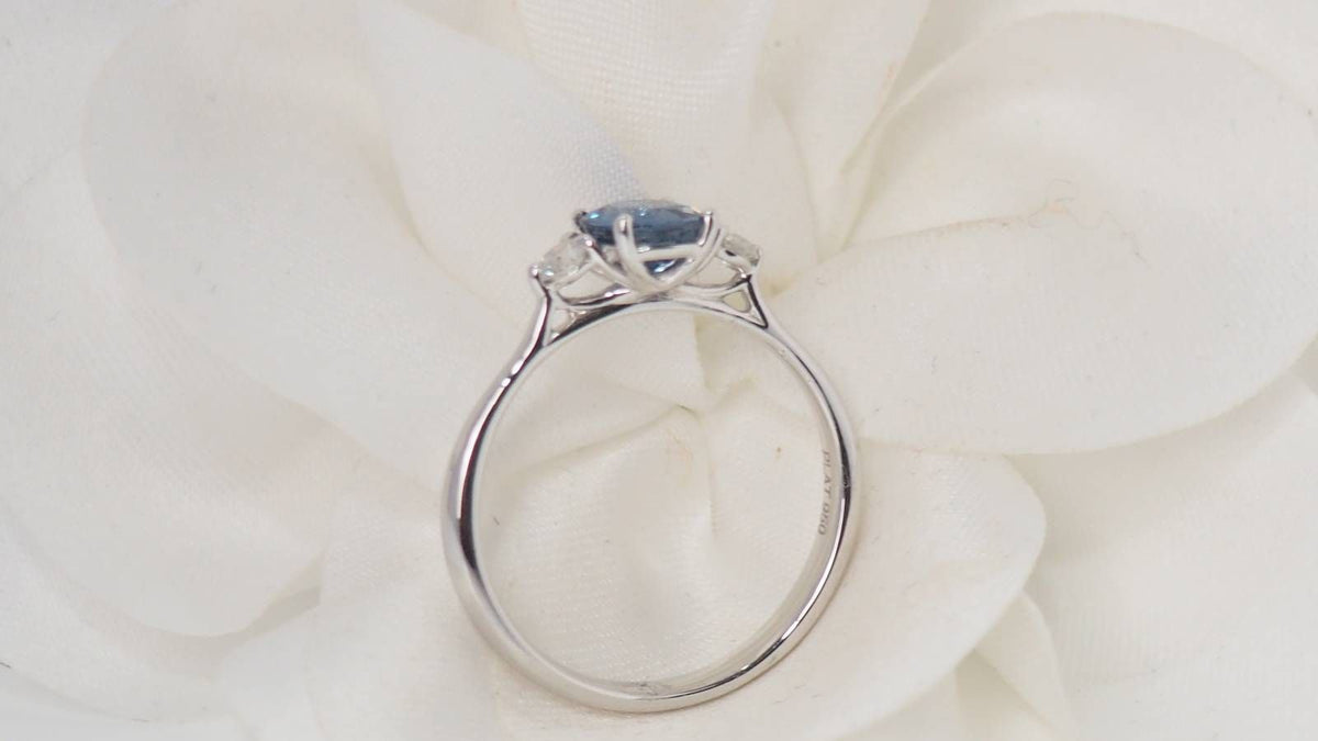 Bague en platine saphir de Ceylan et diamants