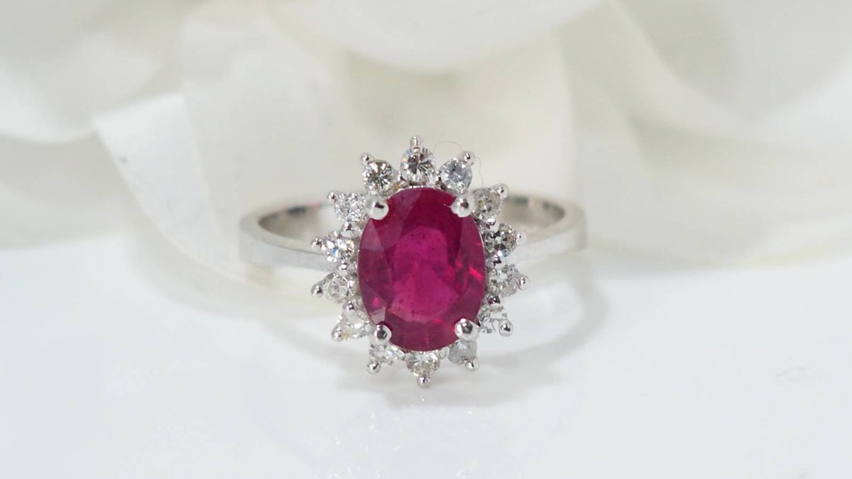 Bague en or blanc, rubis 2cts et diamants