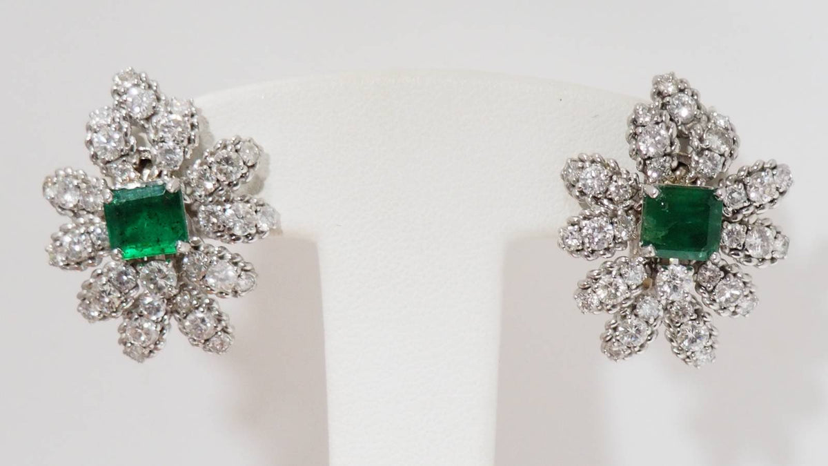 Boucles d'oreilles Clips importantes en or blanc émeraudes et diamants