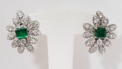 Boucles d'oreilles Clips importantes en or blanc émeraudes et diamants