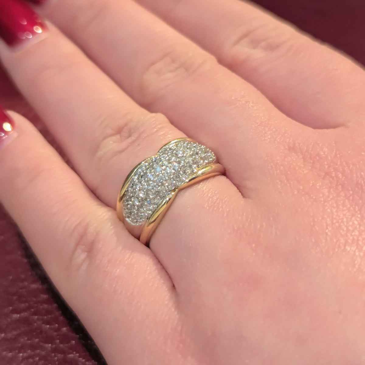 Bague en or jaune et pavage diamants