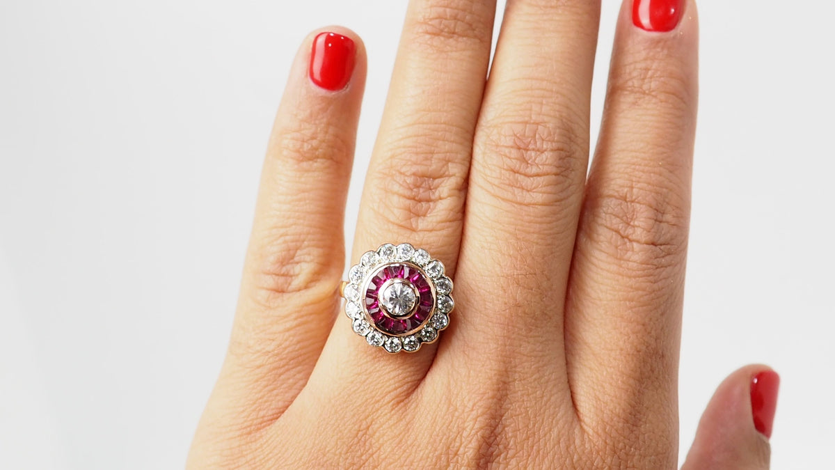 Bague entourage en or jaune, rubis et diamants