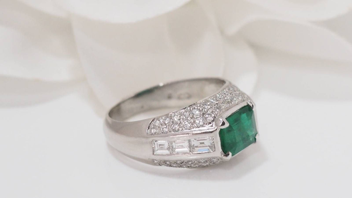 Bague jonc en or blanc émeraude et diamants