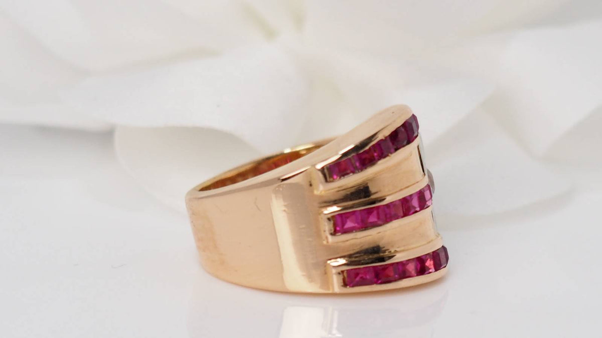 Bague en or, diamants et pierres rouges