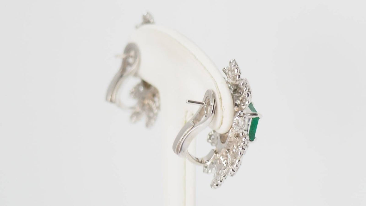 Boucles d'oreilles Clips importantes en or blanc émeraudes et diamants