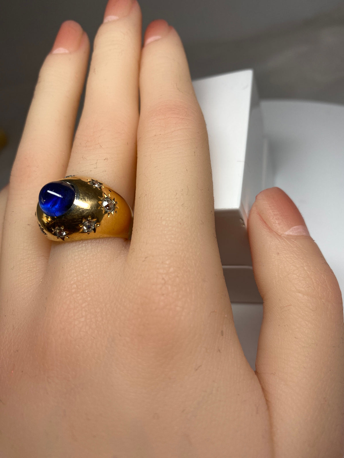 Bague en or 18 carats, saphir cabochon 5.10 ct ceylan non chauffé vers 1940